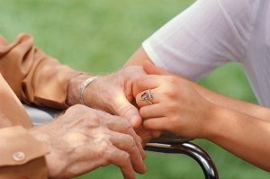 Anziani: è meglio la badante o una residenza anziani?